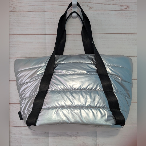 New ❤️ Futuristic, Silver, Large, Quilted Tote with Bonus Golf Visor ☺️ - Picture 2 of 9